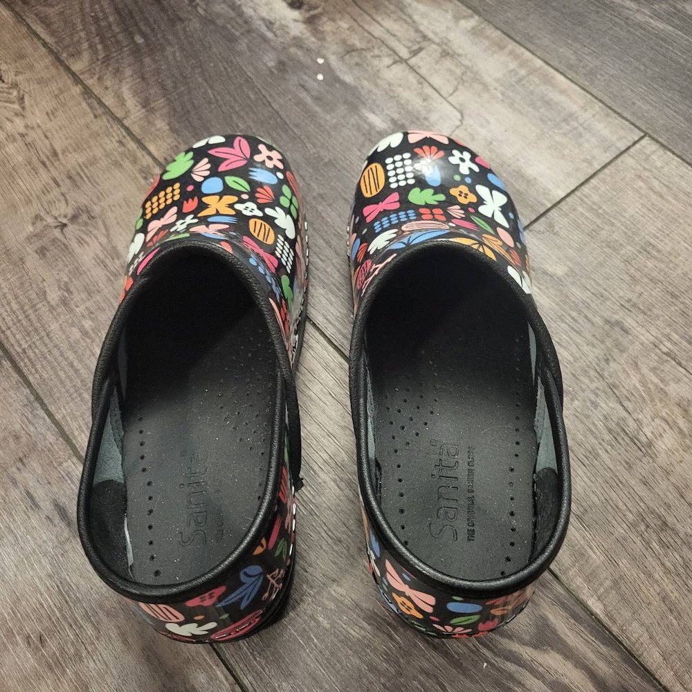 Sanita pastel butterfly on black patent leather clog -- womens size 34 US size 4